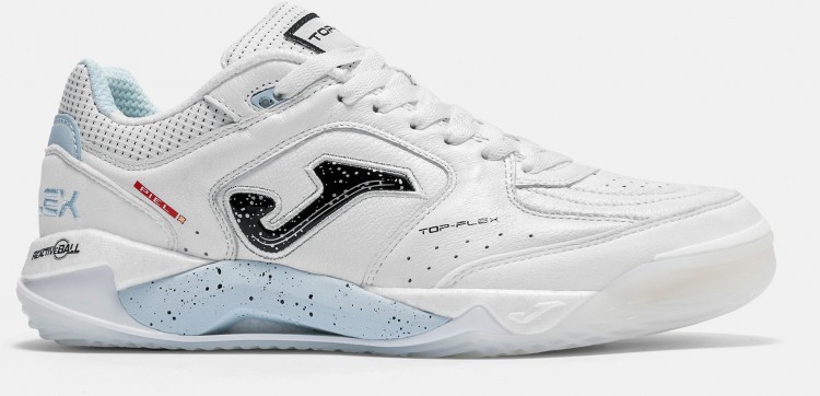 Футзалки Joma TOP FLEX PLUS Легендарная модель Top Flex эволюционировала в сторону улучшения амортизации, комфорта и устойчивости. Эти кроссовки, разработанные для мини-футбола на профессиональном уровне, идеально подходят для игроков, которым нужна усиленная амортизация, чтобы выдерживать максимальные нагрузки.

Разработано при участии таких профессиональных игроков, как Гадейя.

Верх из кожи. Обеспечивает идеальное сочетание комфорта, прочности и гибкости. Благодаря этому обувь полностью подстраивается под стопу, повышая чувствительность и контроль мяча. Гладкая поверхность снижает трение, сводя к минимуму риск появления мозолей. Технология перфорации VTS обеспечивает вентиляцию.

Межподошва из двойного материала, сочетающего в себе REACTIVE BALL и филон. REACTIVE BALL — одна из наших самых мягких технологий, обеспечивающая комфортную амортизацию при ударах, а филон повышает устойчивость и маневренность обуви.

В кроссовках также используется система STABILIS — термопластичная полужесткая вставка, обеспечивающая большую устойчивость и предотвращающая травмы. Благодаря своему расположению она сохраняет структуру обуви, обеспечивая дополнительную поддержку при боковых движениях и смене направления.

ПРОЧНАЯ резиновая подошва с высокой устойчивостью к истиранию и качеством.