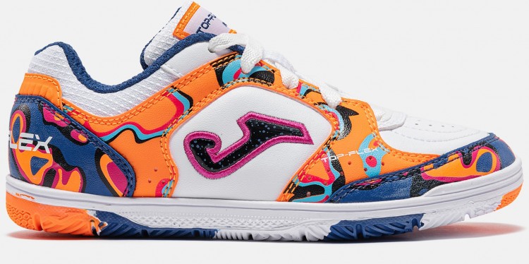 Футзалки Joma TOP FLEX детские 
Футбольные бутсы для мальчиков и девочек. Эти бутсы идеально подходят для юных игроков, начинающих заниматься мини-футболом. Они обеспечивают комфорт, долговечность и оптимальную эффективность на закрытых площадках.

Верх из материала Fibertech сочетает в себе легкость и прочность, выдерживая интенсивный темп игры без потери гибкости.

Резиновая подошва DURABILITY обеспечивает отличное сцепление и износостойкость, а технология ROTATION облегчает повороты и помогает предотвратить травмы коленей и лодыжек.

Промежуточная подошва FLEXO эргономично подстраивается под движения стопы, обеспечивая более естественный и комфортный шаг.

Кроме того, носок усилен термогерметичной вставкой PROTECTION, которая снижает трение и повышает износостойкость обуви.