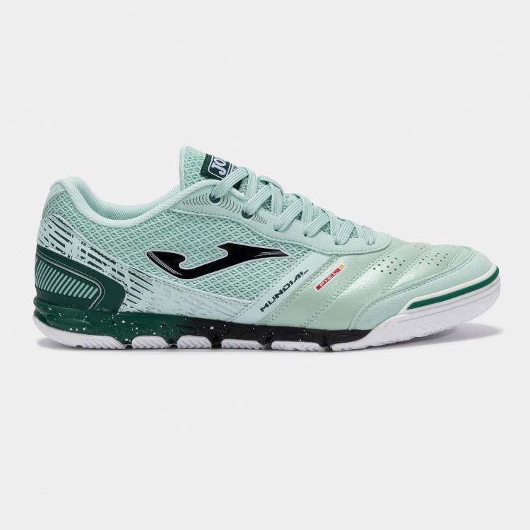 Футзалки Joma MUNDIAL Футбольные бутсы для игры в зале. Эта динамичная и прочная модель соответствует стандартам профессионального футбола в зале. Идеально подходит для футболистов, которые хотят увеличить свою скорость.

Модель выполнена из различных материалов. Передняя часть, которая больше всего соприкасается с мячом, изготовлена из высококачественной кожи, обеспечивающей хороший контакт с мячом, комфорт и долговечность. Модель дополнена дышащей сетчатой вставкой. Перфорация VTS, расположенная в стратегически важных местах, оптимизирует вентиляцию и поддерживает постоянную температуру внутри обуви.

Усиленная защита носка.

Подошва из филона — легкого и гибкого материала, обеспечивающего отличную амортизацию и комфорт при каждом движении.

Резиновая подошва DURABILITY обеспечивает исключительную прочность и оптимальные характеристики на корте. Специальная структура подошвы для этого вида спорта обеспечивает превосходное сцепление и эффективную тягу на закрытых площадках. Линии FLEXO облегчают разнонаправленные движения.

Характеристики
Дышащая сетчатая кожа
Промежуточная подошва из филона
Прочная резиновая подошва с технологией FLEXO
Усиление в области носка