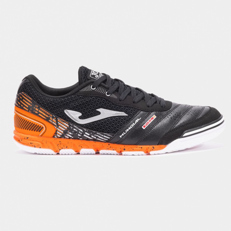 Футзалки Joma MUNDIAL Футбольные бутсы для игры в зале. Эта динамичная и прочная модель соответствует стандартам профессионального футбола в зале. Идеально подходит для футболистов, которые хотят увеличить свою скорость.

Модель выполнена из различных материалов. Передняя часть, которая больше всего соприкасается с мячом, изготовлена из высококачественной кожи, обеспечивающей хороший контакт с мячом, комфорт и долговечность. Модель дополнена дышащей сетчатой вставкой. Перфорация VTS, расположенная в стратегически важных местах, оптимизирует вентиляцию и поддерживает постоянную температуру внутри обуви.

Усиленная защита носка.

Подошва из филона — легкого и гибкого материала, обеспечивающего отличную амортизацию и комфорт при каждом движении.

Резиновая подошва DURABILITY обеспечивает исключительную прочность и оптимальные характеристики на корте. Специальная структура подошвы для этого вида спорта обеспечивает превосходное сцепление и эффективную тягу на закрытых площадках. Линии FLEXO облегчают разнонаправленные движения.

Характеристики
Дышащая сетчатая кожа
Промежуточная подошва из филона
Прочная резиновая подошва с технологией FLEXO
Усиление в области носка