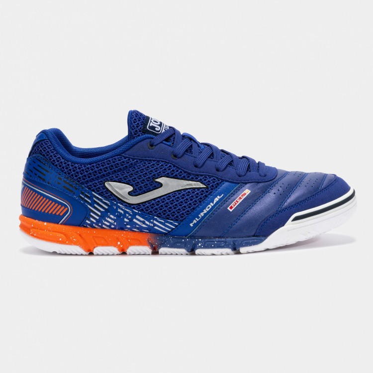 Футзалки Joma MUNDIAL Футбольные бутсы для игры в зале. Эта динамичная и прочная модель соответствует стандартам профессионального футбола в зале. Идеально подходит для футболистов, которые хотят увеличить свою скорость.

Модель выполнена из различных материалов. Передняя часть, которая больше всего соприкасается с мячом, изготовлена из высококачественной кожи, обеспечивающей хороший контакт с мячом, комфорт и долговечность. Модель дополнена дышащей сетчатой вставкой. Перфорация VTS, расположенная в стратегически важных местах, оптимизирует вентиляцию и поддерживает постоянную температуру внутри обуви.

Усиленная защита носка.

Подошва из филона — легкого и гибкого материала, обеспечивающего отличную амортизацию и комфорт при каждом движении.

Резиновая подошва DURABILITY обеспечивает исключительную прочность и оптимальные характеристики на корте. Специальная структура подошвы для этого вида спорта обеспечивает превосходное сцепление и эффективную тягу на закрытых площадках. Линии FLEXO облегчают разнонаправленные движения.

Характеристики
Дышащая сетчатая кожа
Промежуточная подошва из филона
Прочная резиновая подошва с технологией FLEXO
Усиление в области носка