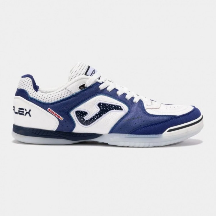 Футзалки Joma TOP FLEX  Игровая обувь JOMA TOP FLEX самая известная модель испанского бренда, созданная для игры в зале. Обувь изготовлена из сверхгибкой, эластичной и удобной натуральной кожи, что гарантирует самые лучшие ощущения при работе с мячом, отличную посадку и долговечность. Верхняя часть в области носка имеет дополнительное усиление, придавая игровой обуви и без того большую прочность. Перфорированные отверстия, расположенные на боковых панелях улучшают вентиляцию обуви. Проходящая по центру шнуровка способствует плотной посадке, а нескользящий материал внутренней подкладки обеспечивает дополнительную фиксацию стопы внутри игровой обуви. Внутренняя стелька из вспененного материала поглощает ударные нагрузки, снижая их воздействие. При производстве подошвы натуральный каучук, который является идеальным материалом для подошвы, не оставляющий следов на зальном покрытии. Сложный рисунок протектора создает отличную тягу и сцепление на поле. Гибкая система Flexo с канавками, эргономично размещенная на подошве, обеспечивает естественный перекат ноги от пятки к носку на каждом шаге, создавая лучшее сцепление и более естественное и гибкое движение. Геометрическая структура, созданная на подошве, облегчает вращательные движения и маневрирование на зальном покрытии.